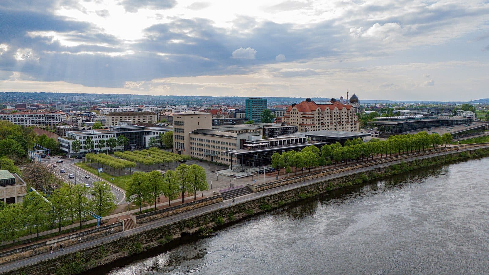 Der Sächsische Landtag am Elbufer in Dresden aus der Luft